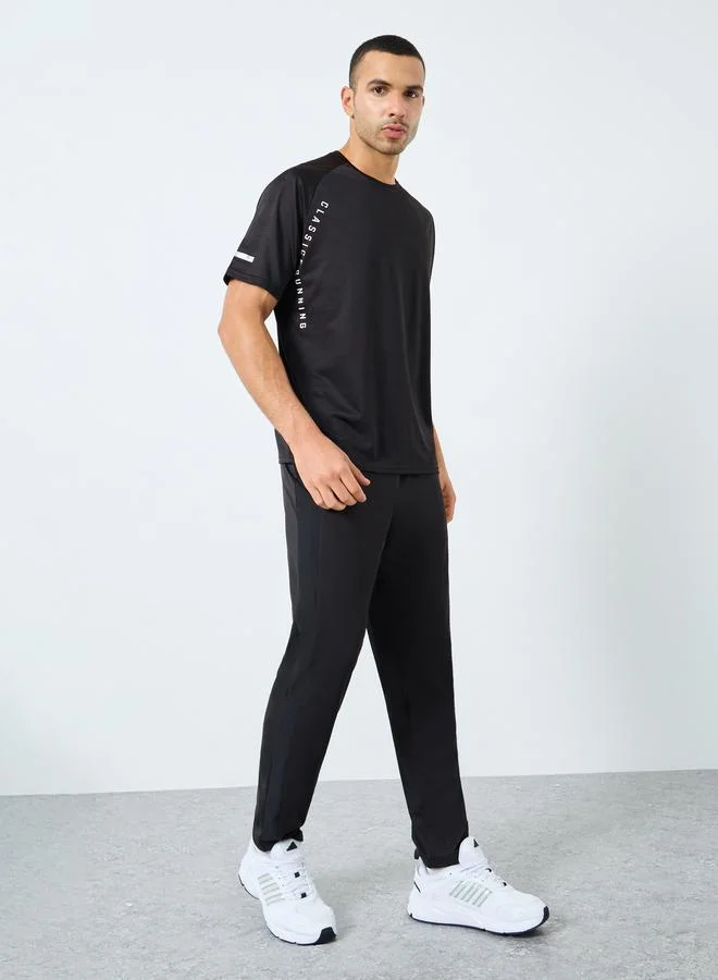 ستايلي اكتيف تيشيرت بقصة عادية مع طباعة بليسمنت جانبية